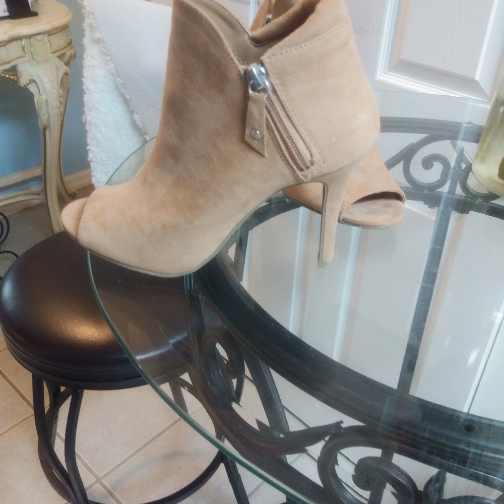 Shoes - Picture 4 of 7